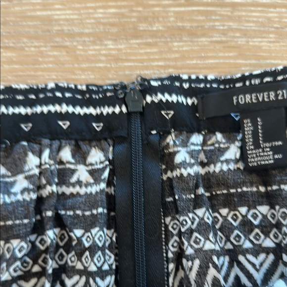 Black and White Patterned Skirt - Picture 5 of 5